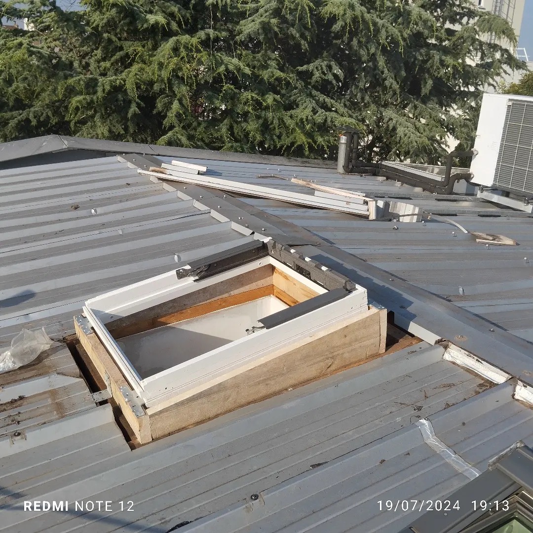 Avant - Reparation toiture zinc : soudure et etancheite